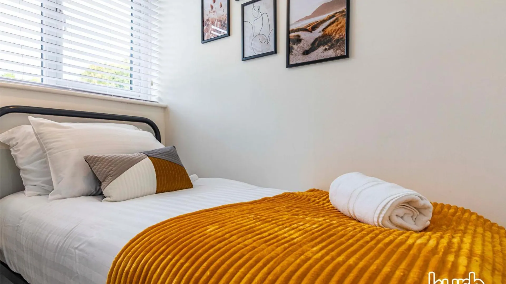 Honeywood House 2 Bed Free Parking contacts